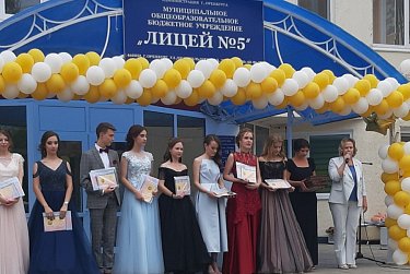 Выпускники простились со своими школами